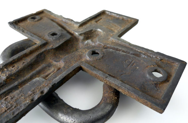 Ancienne poignée heurtoir de porte d’église en fonte de fer XIXe (détail)