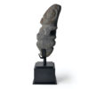 Fantastique Tiki marquisien ancien en roche de lave sculptée sur socle (profil)