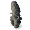 Fantastique Tiki marquisien ancien en roche de lave sculptée sur socle (3/4 dos)