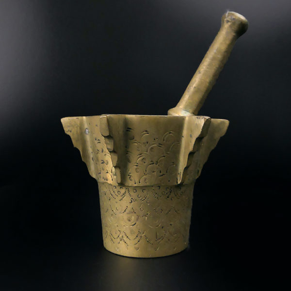 Mortier et pilon d’officine ancien hispano-mauresque en bronze (face)