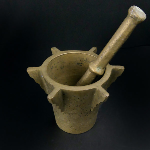 Mortier et pilon d’officine ancien hispano-mauresque en bronze (dessus 3/4)