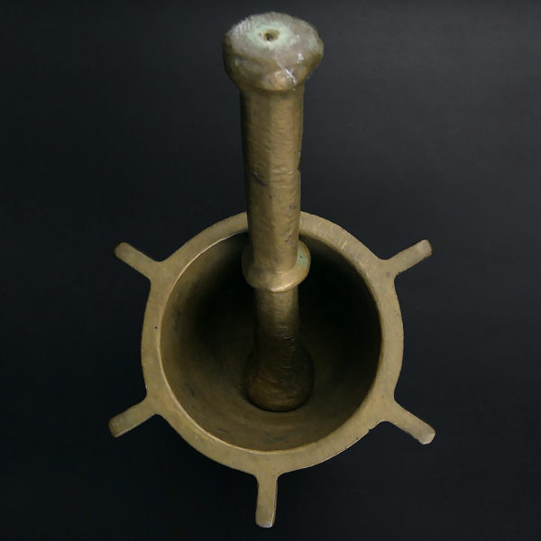 Mortier et pilon d’officine ancien hispano-mauresque en bronze (dessus)