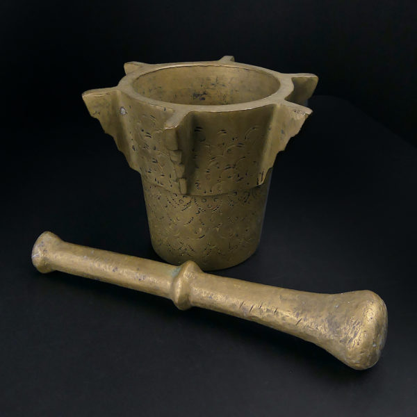 Mortier et pilon d’officine ancien hispano-mauresque en bronze (détail)