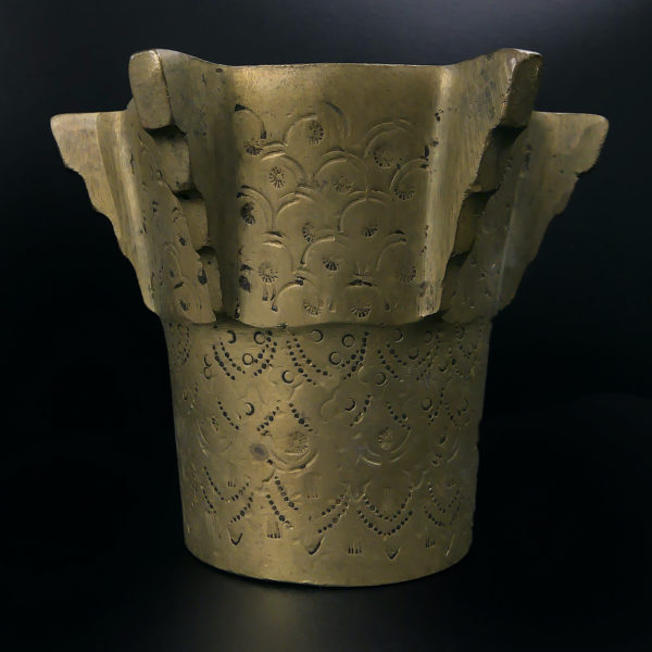 Mortier et pilon d’officine ancien hispano-mauresque en bronze (face)