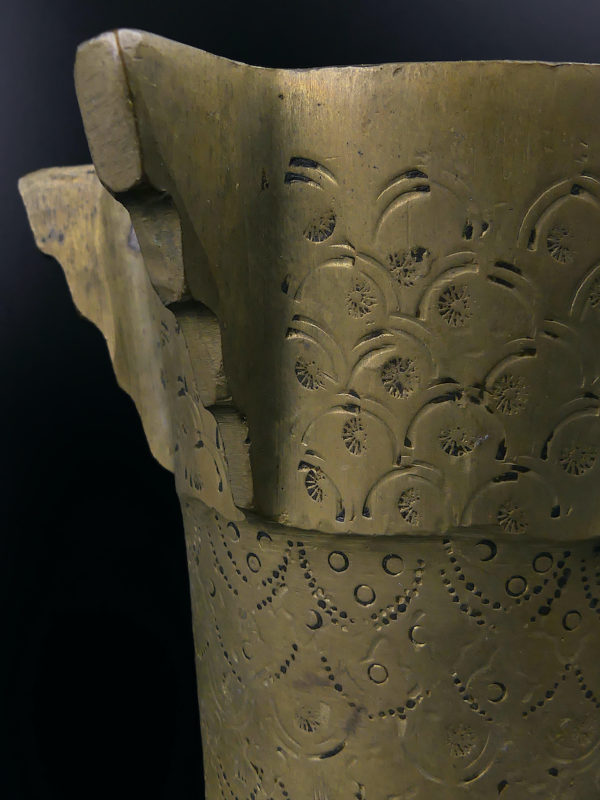 Mortier et pilon d’officine ancien hispano-mauresque en bronze (détail)