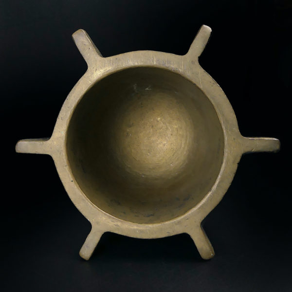 Mortier et pilon d’officine ancien hispano-mauresque en bronze (dessus)