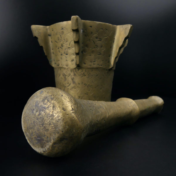 Mortier et pilon d’officine ancien hispano-mauresque en bronze (détail)