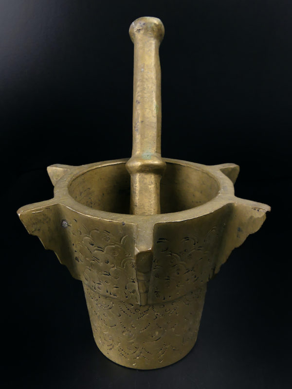 Mortier et pilon d’officine ancien hispano-mauresque en bronze (face)