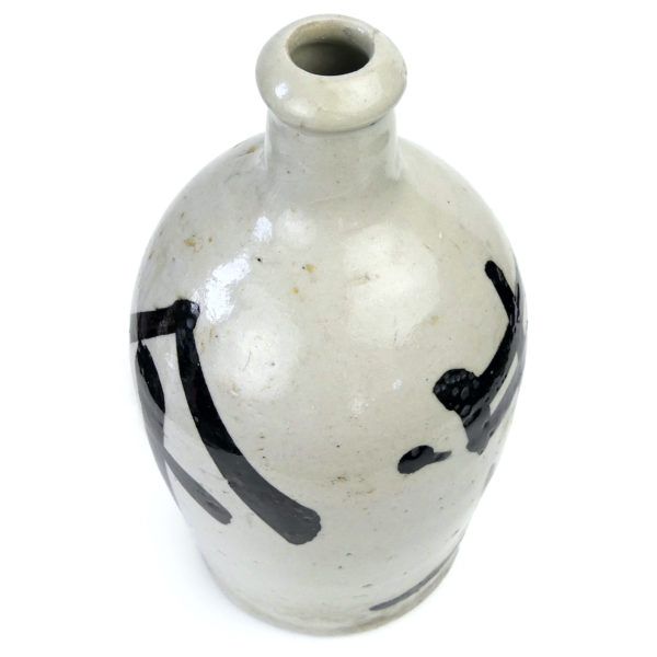 Tokkuri bouteille de saké artisanale ancienne en céramique et calligraphies (dessus 3/4)