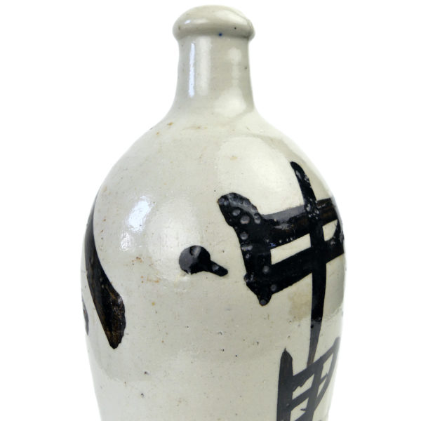 Tokkuri bouteille de saké artisanale ancienne en céramique et calligraphies (détail)