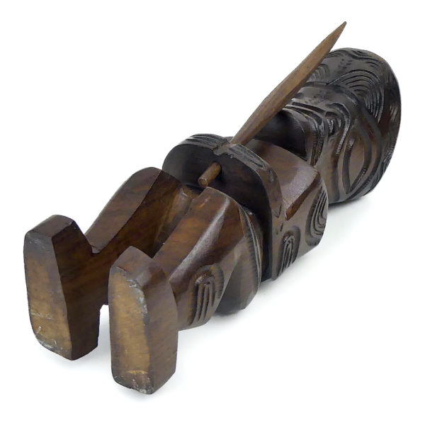 Tiki tahitien couronné avec lance en bois de rose Souvenir Tahiti (dessous 3/4)