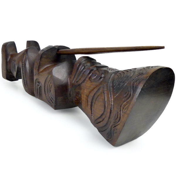 Tiki tahitien couronné avec lance en bois de rose Souvenir Tahiti (dessus 3/4)