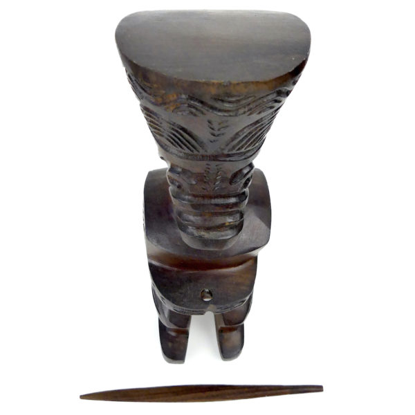 Tiki tahitien couronné avec lance en bois de rose Souvenir Tahiti (dessus 3/4)