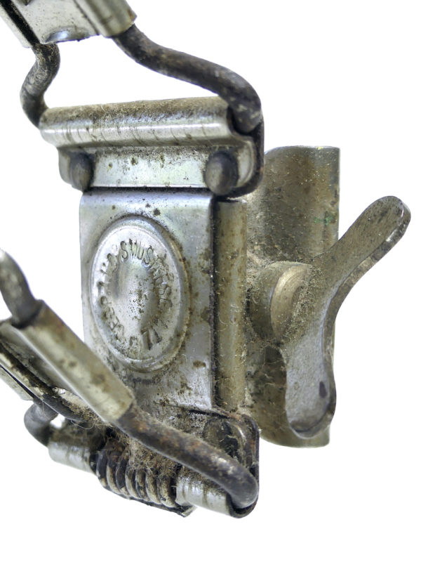 Lampe à carbure acétylène ancienne de la marque CONTINENTAL (détail)