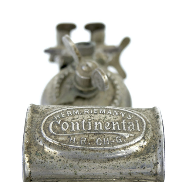 Lampe à carbure acétylène ancienne de la marque CONTINENTAL (détail)