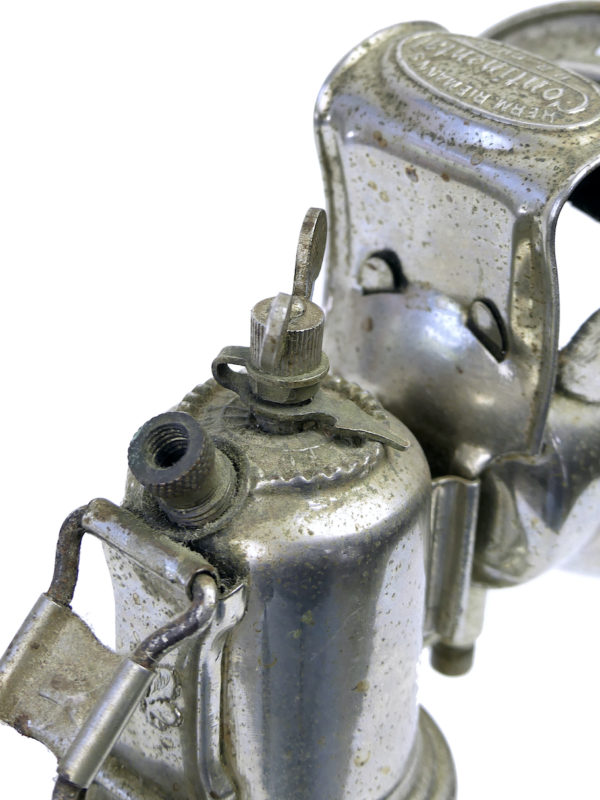 Lampe à carbure acétylène ancienne de la marque CONTINENTAL (détail)