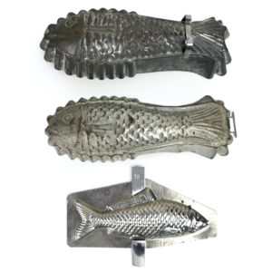 3 moules Poissons en fer-blanc anciens Ustensiles pâtisserie cuisine (dessus)