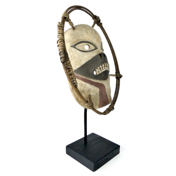 Masque céphalomorphe esprit masqué sur pied Artefact style Yupik (3/4)