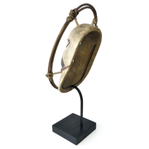 Masque céphalomorphe esprit masqué sur pied Artefact style Yupik (3/4 dos)