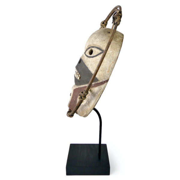 Masque céphalomorphe esprit masqué sur pied Artefact style Yupik – Image 5