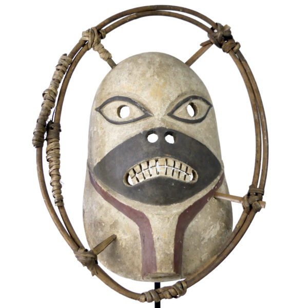 Masque céphalomorphe esprit masqué sur pied Artefact style Yupik (face)
