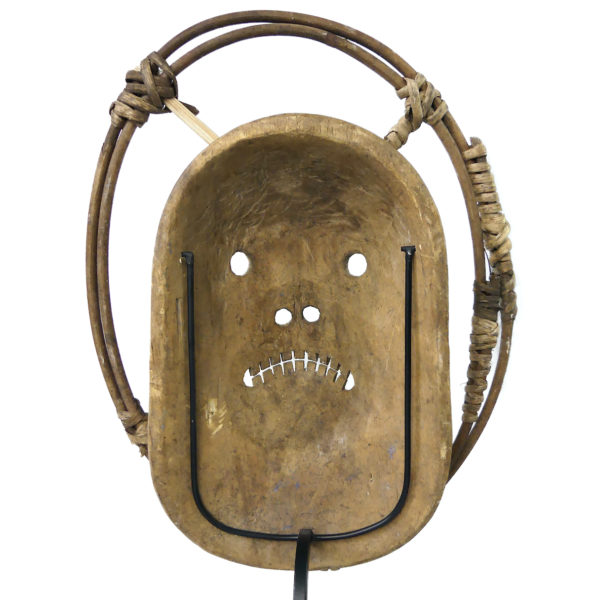 Masque céphalomorphe esprit masqué sur pied Artefact style Yupik (dos)