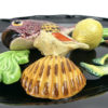 Petit plat ovale Vallauris barbotine noire poissons et coquillages Années 60 (détail)