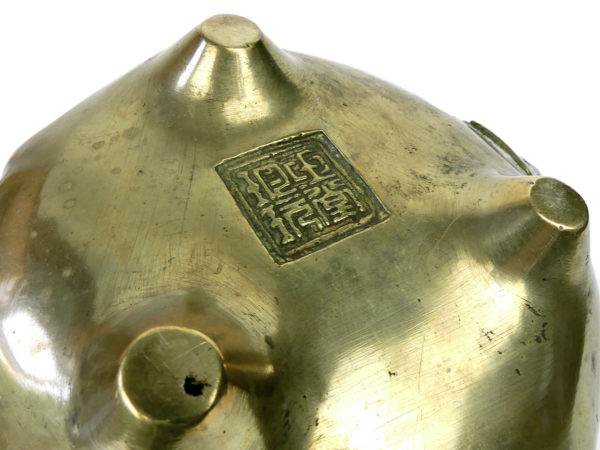 Encensoir chinois tripode chiens de Fô Coupelle en laiton Fin XIXe (détail)