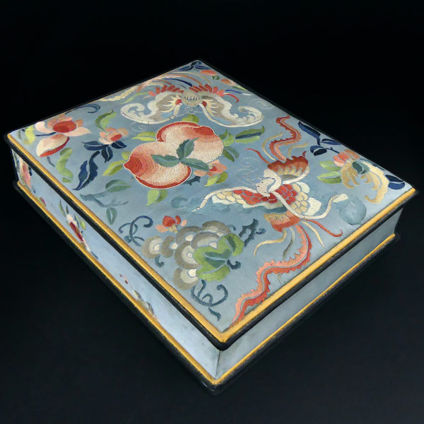 Boîte chinoise ancienne en soie brodée Boîte à bijoux XIXe (dessus 3/4)