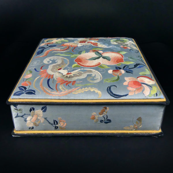 Boîte chinoise ancienne en soie brodée Boîte à bijoux XIXe (dessus 3/4)