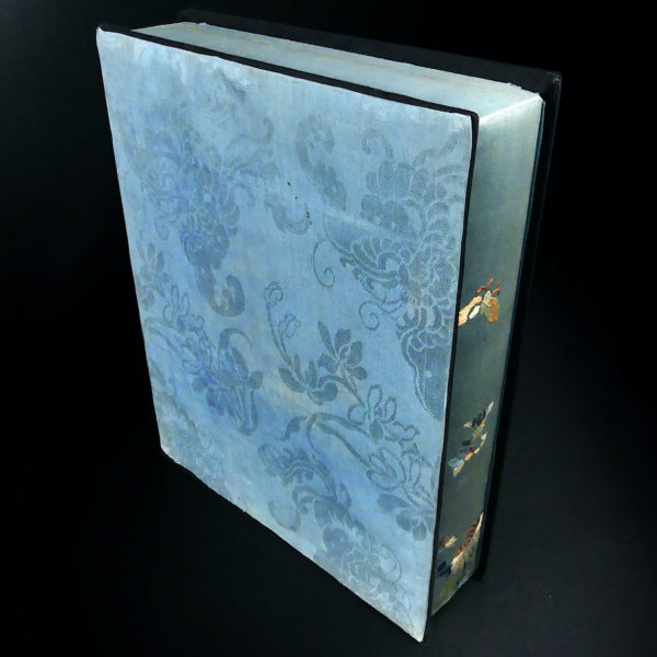 Boîte chinoise ancienne en soie brodée Boîte à bijoux XIXe (dessous 3/4)