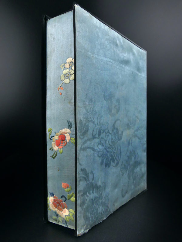 Boîte chinoise ancienne en soie brodée Boîte à bijoux XIXe (dessous 3/4)