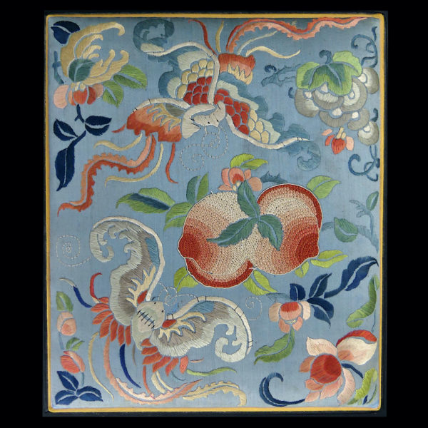 Boîte chinoise ancienne en soie brodée Boîte à bijoux XIXe (dessus)