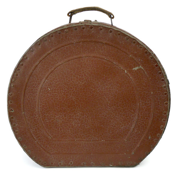 Casque colonial plat ancien salacot léger blanc et vert dans sa boîte à chapeau (face)