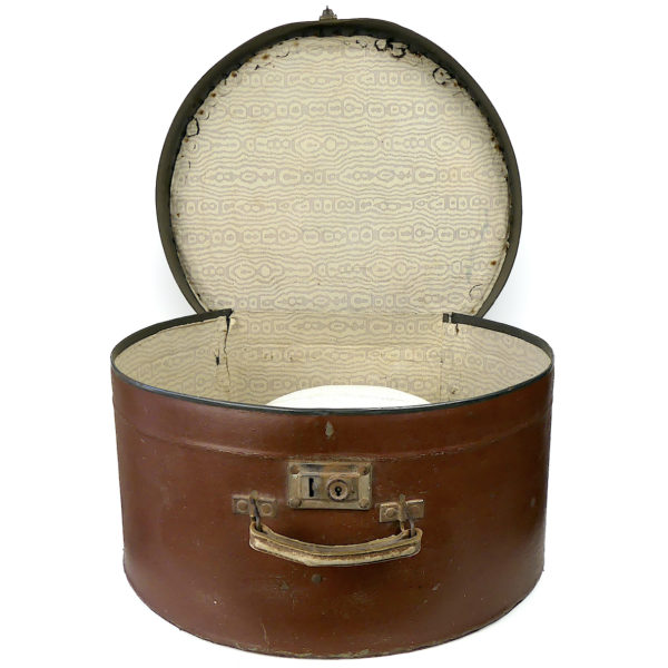 Casque colonial plat ancien salacot léger blanc et vert dans sa boîte à chapeau (ouvert)