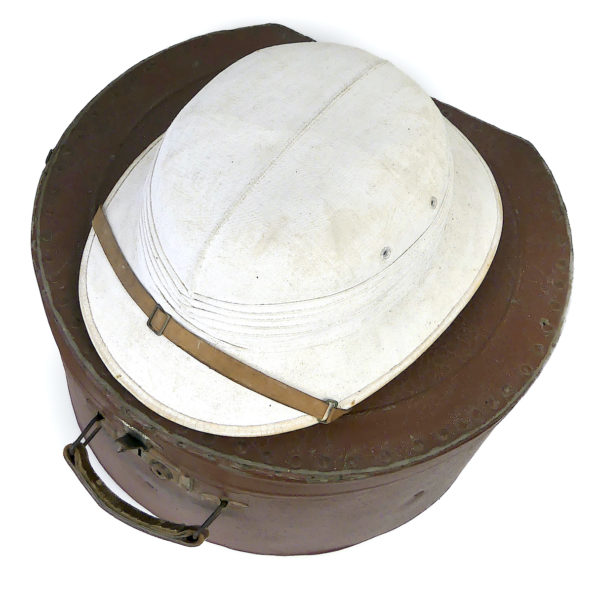 Casque colonial plat ancien salacot léger blanc et vert dans sa boîte à chapeau (dessus)