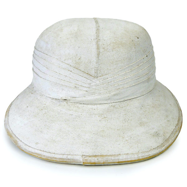 Casque colonial plat ancien salacot léger blanc et vert dans sa boîte à chapeau (derrière)