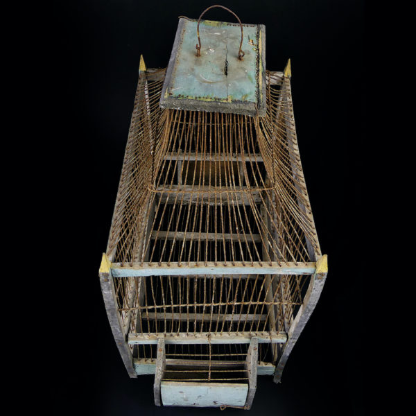 Grande cage à oiseaux ancienne fabriquée à la main en bois et fer (dessus 3/4)