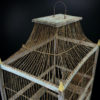 Grande cage à oiseaux ancienne fabriquée à la main en bois et fer (détail)