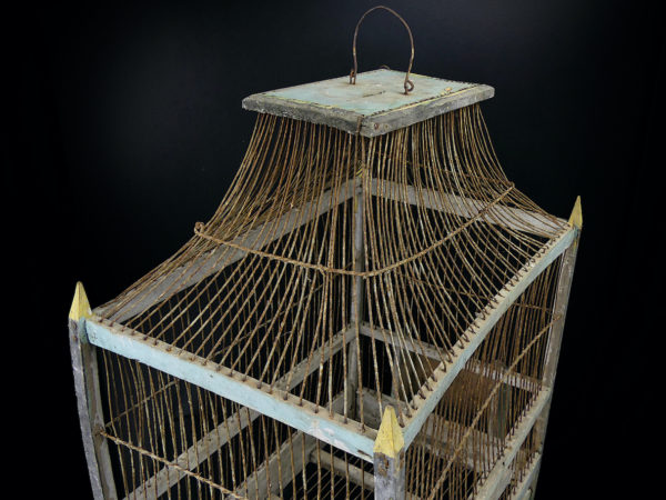 Grande cage à oiseaux ancienne fabriquée à la main en bois et fer (détail)