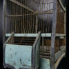 Grande cage à oiseaux ancienne fabriquée à la main en bois et fer (détail)