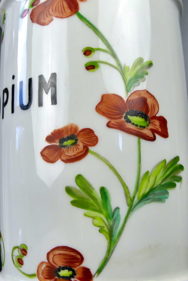 Pot d’apothicaire Coquelicots ancien en porcelaine de Limoges (détail)