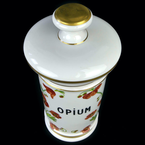 Pot d’apothicaire Coquelicots ancien en porcelaine de Limoges (dessus 3/4)