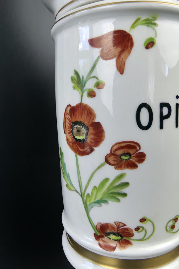 Pot d’apothicaire Coquelicots ancien en porcelaine de Limoges (détail)