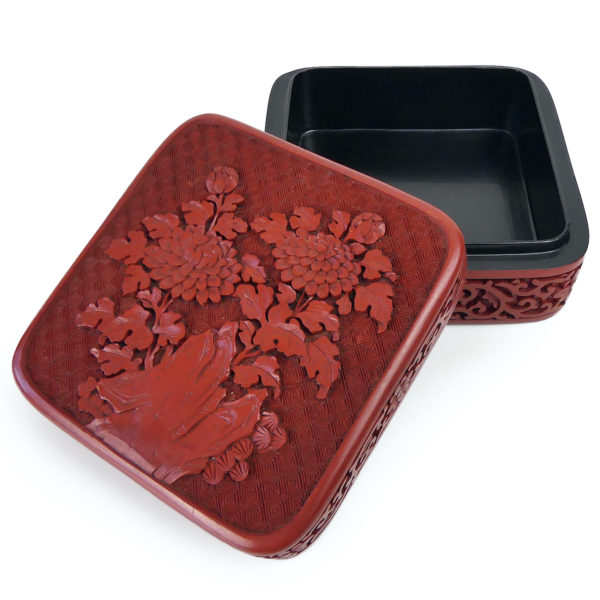 Boîte à bijoux cinabre carrée en laque rouge ancienne Chine (ouvert)