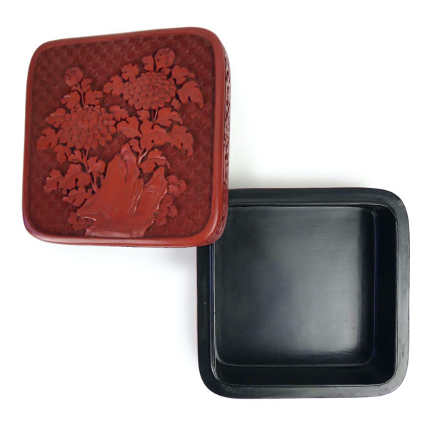 Boîte à bijoux cinabre carrée en laque rouge ancienne Chine (ouvert)