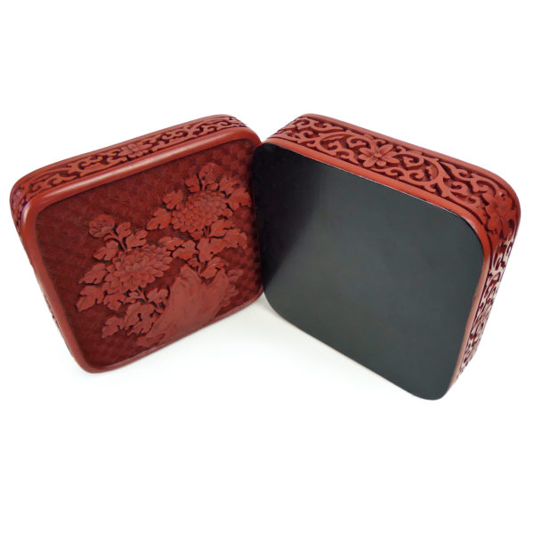 Boîte à bijoux cinabre carrée en laque rouge ancienne Chine (dessous 3/4)