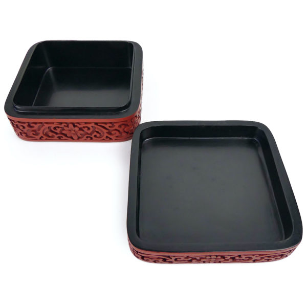 Boîte à bijoux cinabre carrée en laque rouge ancienne Chine (dessus ouvert)