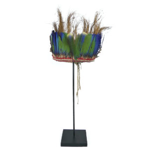 Coiffe de cérémonie Yali en plumes et fibre de coco sur socle (face)