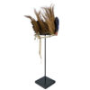 Coiffe de cérémonie Yali en plumes et fibre de coco sur socle (3/4 dos)